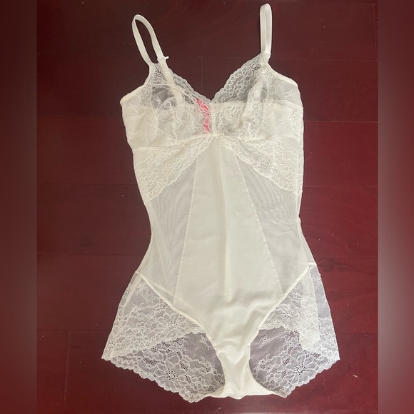 Spanx Spotlight On Lace Bodysuit White - Picture 1 of 6